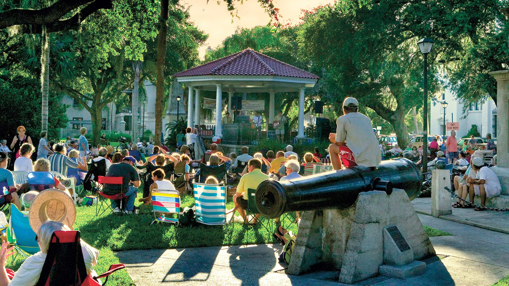 Visitors enjoying the Concerts in the Plaza