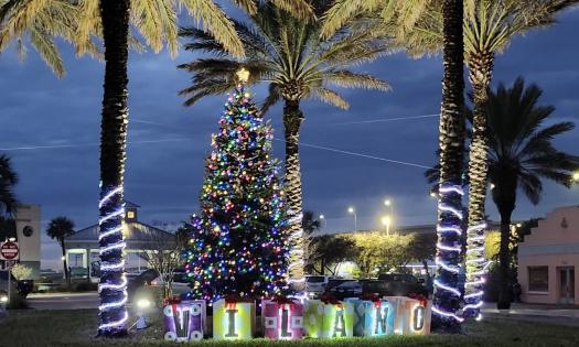 The Vilano Christmas tree on mainstreet