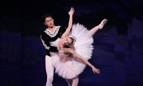 Two ballet dancers performing a duo in Swan Lake