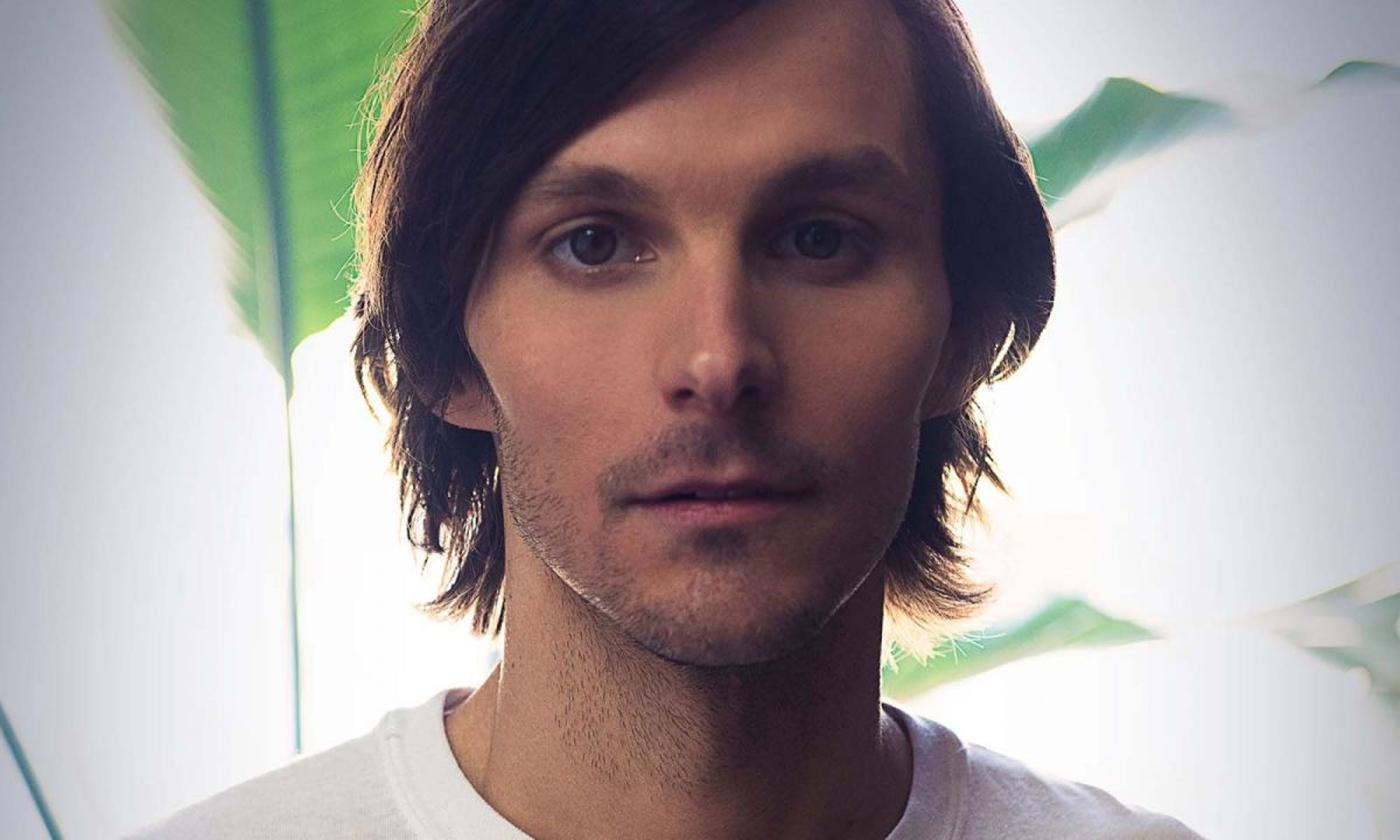 Singer songwriter Charlie Worsham entertains. 