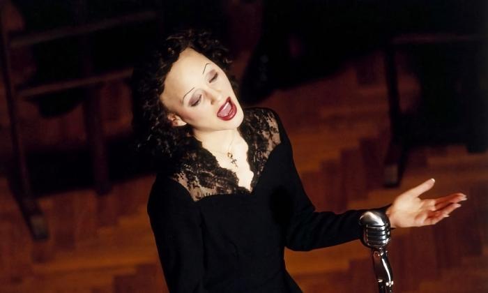 Édith Piaf singing on stage in "La Vie en Rose"