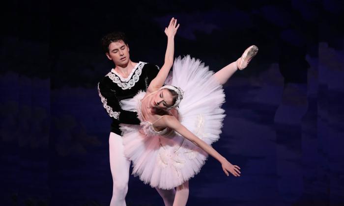 Two ballet dancers performing a duo in Swan Lake