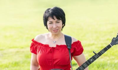 Musician, Mean Mary, playing her banjo outside