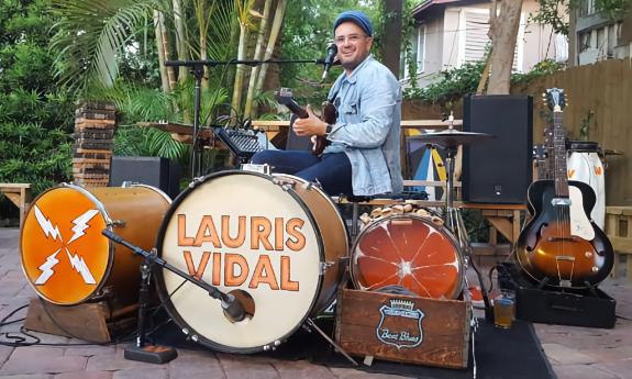 Lauris Vidal becomes a one-man band during his shows