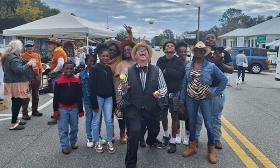 A crowd surrounding a juggler at the Hastings Main Street Fall Art Festival