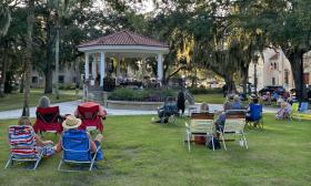 A crowd listening to a duo in the Plaza