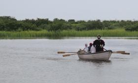 Pedro Menéndez being brought to shore by boat