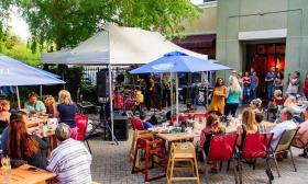 Live music playing outside of Iggy's