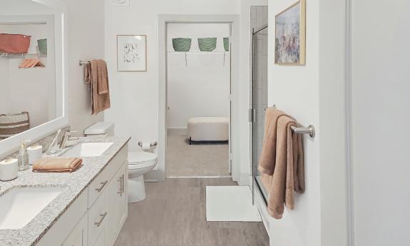 An en suite bath in an apartment at Flagler Crossing