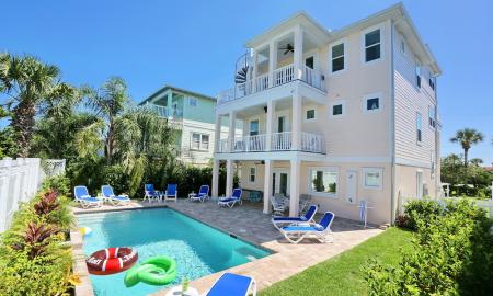 14 F is three stories with relaxing pool and patio