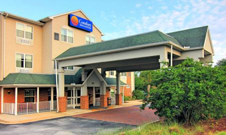 Entrance to Comfort Inn & Suites 