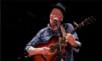 Willy Porter sings with his guitar. 